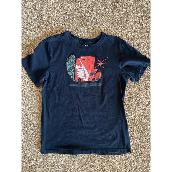 Nike Black Shoe Box Delivery Truck Graphic Crewneck Tshirt Tee Teen Mens Small - Picture 1 of 5